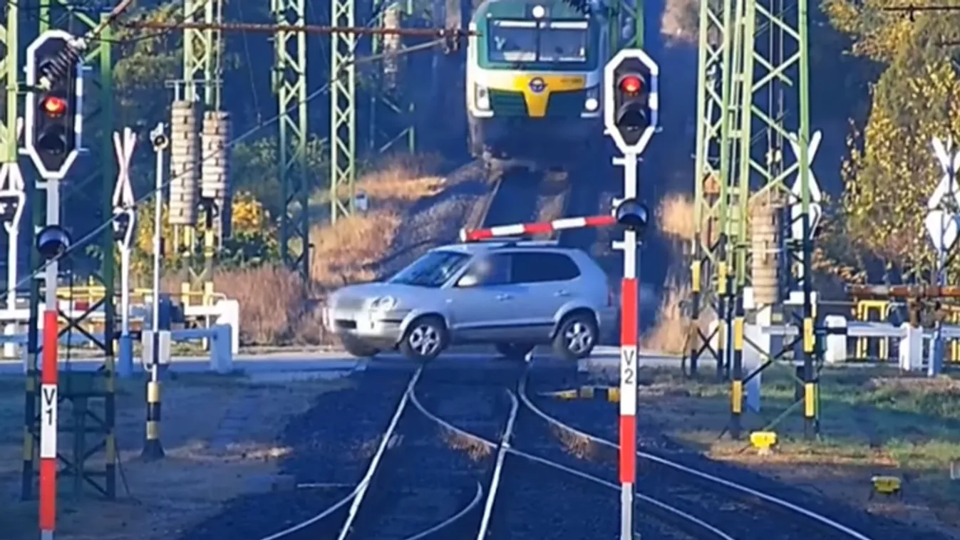 Vérfagyasztó videó: a vonat előtt hajtott át a magyar autós