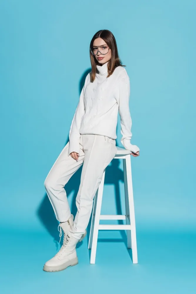 Full,Length,Of,Young,And,Stylish,Woman,In,White,Outfit