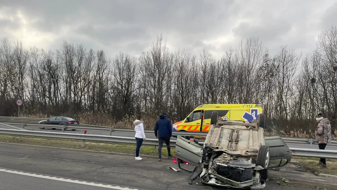 Brutális baleset az M0-son: feje tetején állt meg az autó