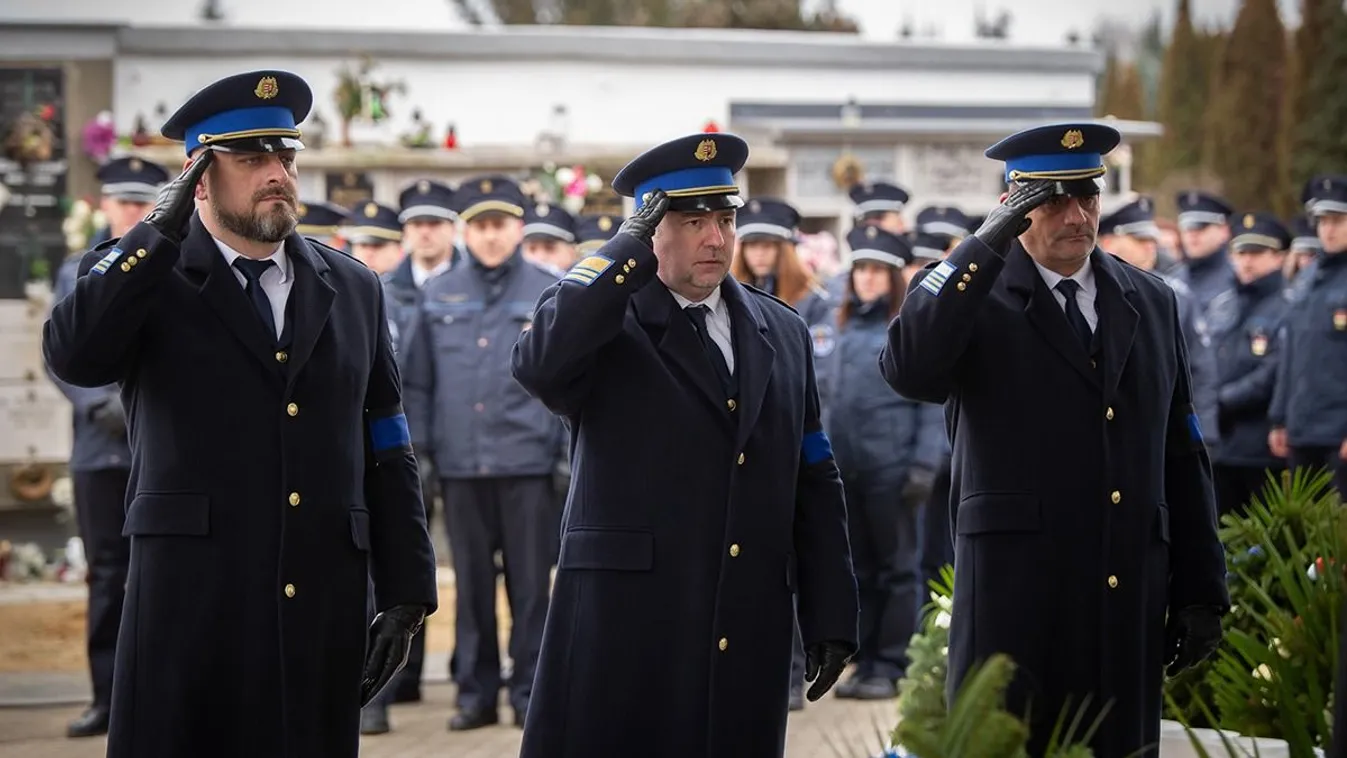 Ezekkel a megható fotókkal búcsúzunk az elhunyt rendőrtől