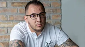 "Teltház a dili, mégis engem marogat!" Vajon kinek üzen új számában Curtis?