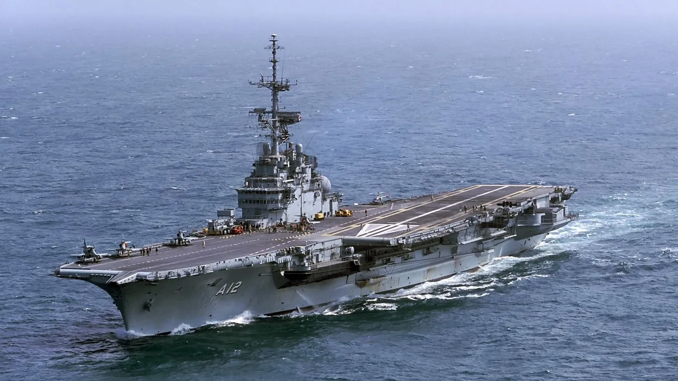 Elsüllyesztettek egy repülőgép-hordozó anyahajót