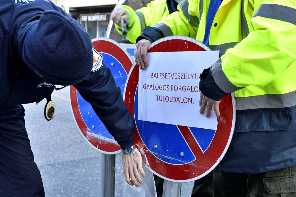 Budapest, 2023. február 4.
Útlezárás Budapest I. kerületében a Fő utca és Csalogány utca kereszteződésénél, miután a viharos szél meglazította a fővárosi Szent Ferenc sebei katolikus templom tornyának lemezborítását 2023. január 4-én.
MTI/Lakatos Péter