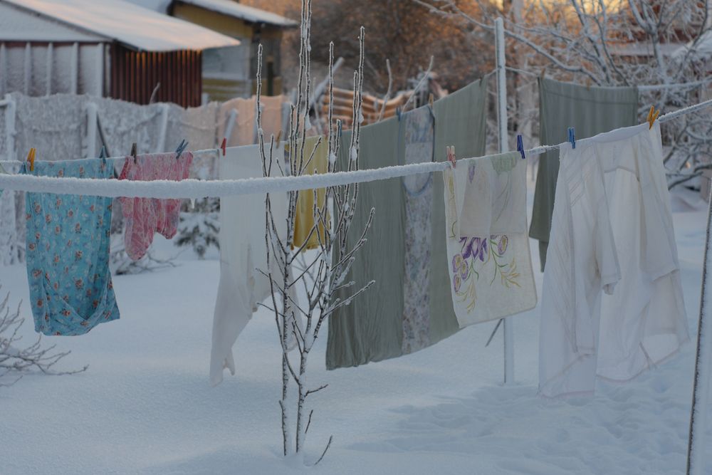 Clothes,Drying,Outside,On,A,Frozen,Air.,Frost,Outside,With