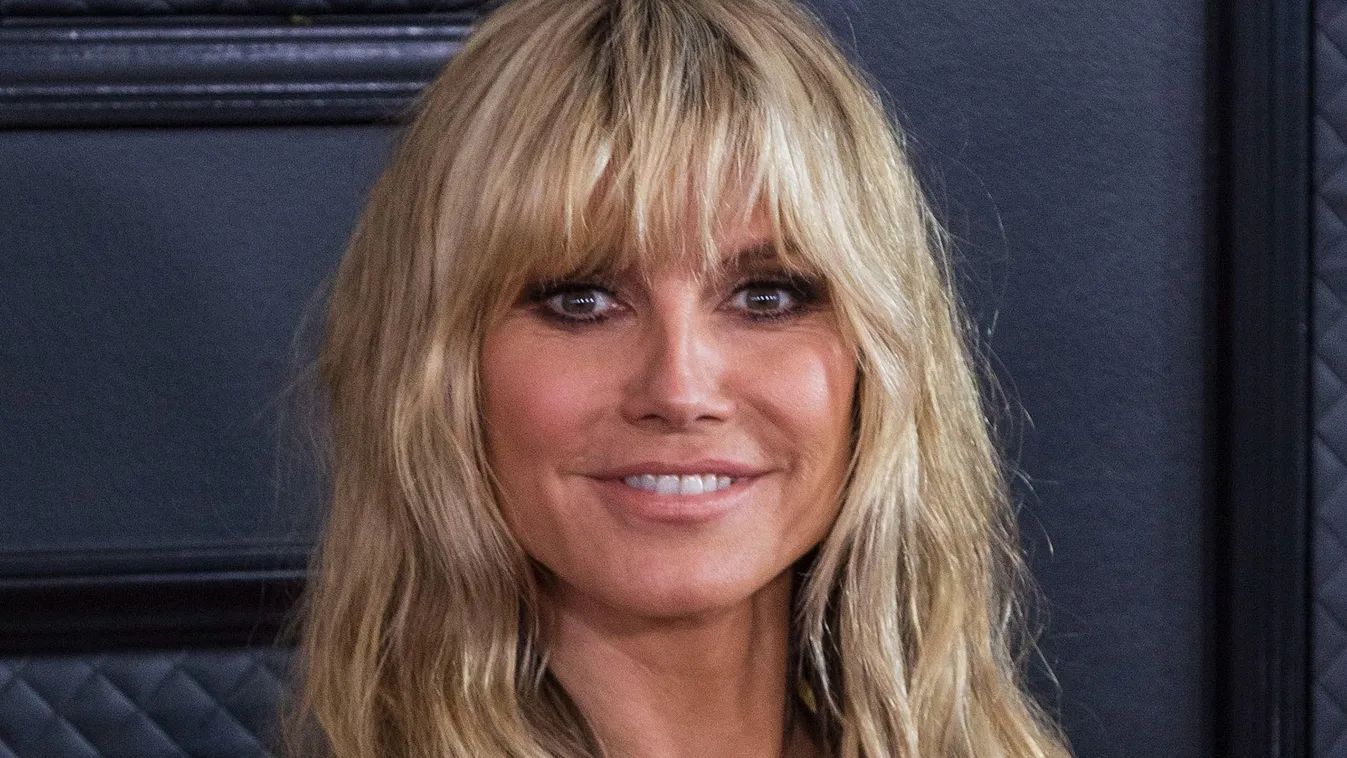 Melltartó nélkül mutatta meg bájait a 49 éves Heidi Klum