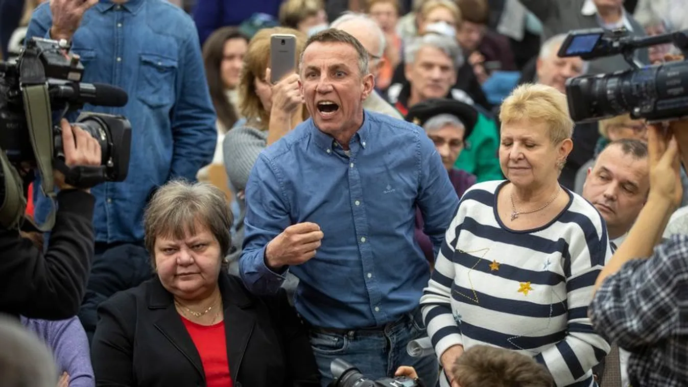 Debrecenben tiltakoznak  Szlovákiában küzdenek a gyárért