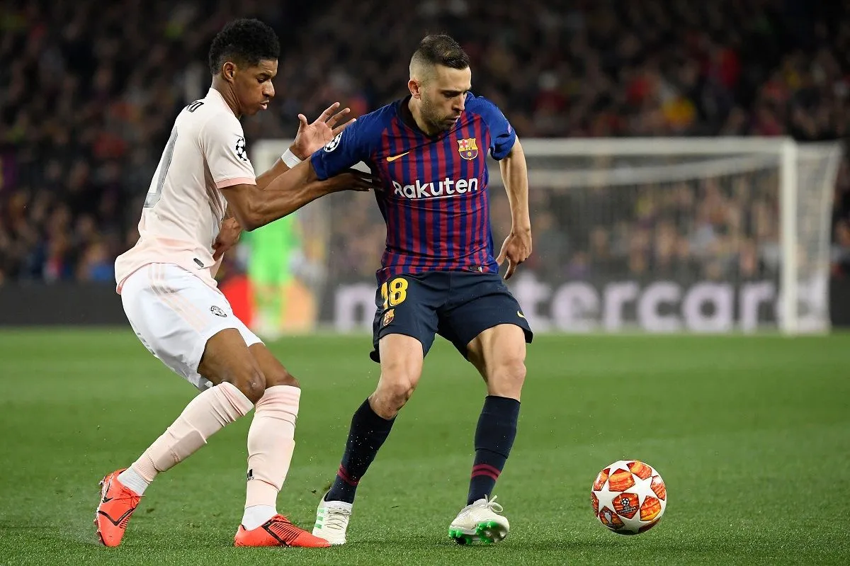 Marcus Rashford (balra) és Jordi Alba a két csapat legutóbbi párharca során: 2019-ben a BL-negyeddöntőből ütötte ki a Barca az MU-t