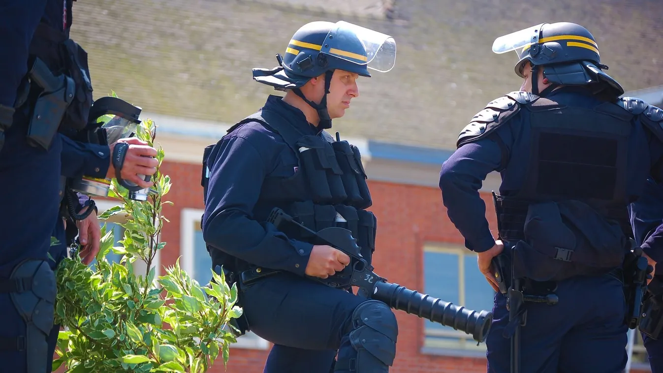 Újabb iskolai tragédia: egy diák halálra késelte a tanárát