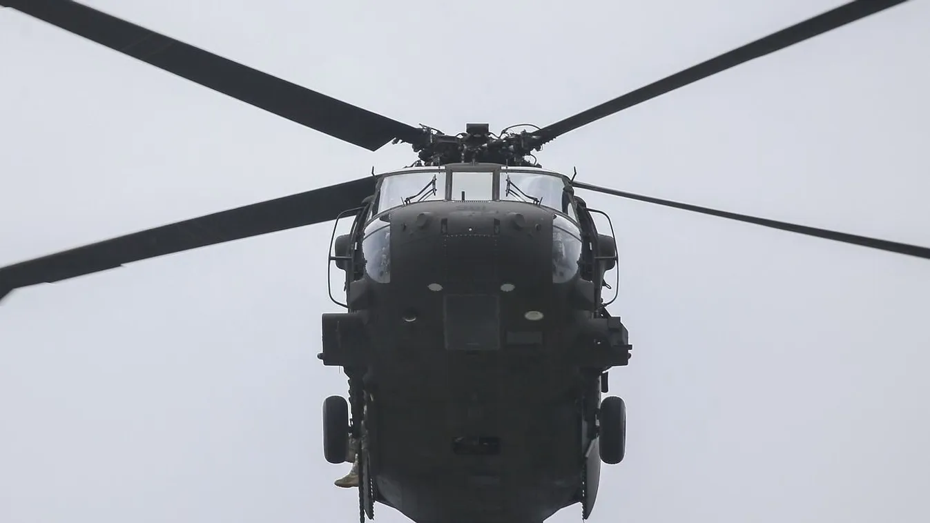 Lezuhant egy helikopter az autópályán, senki sem élte túl