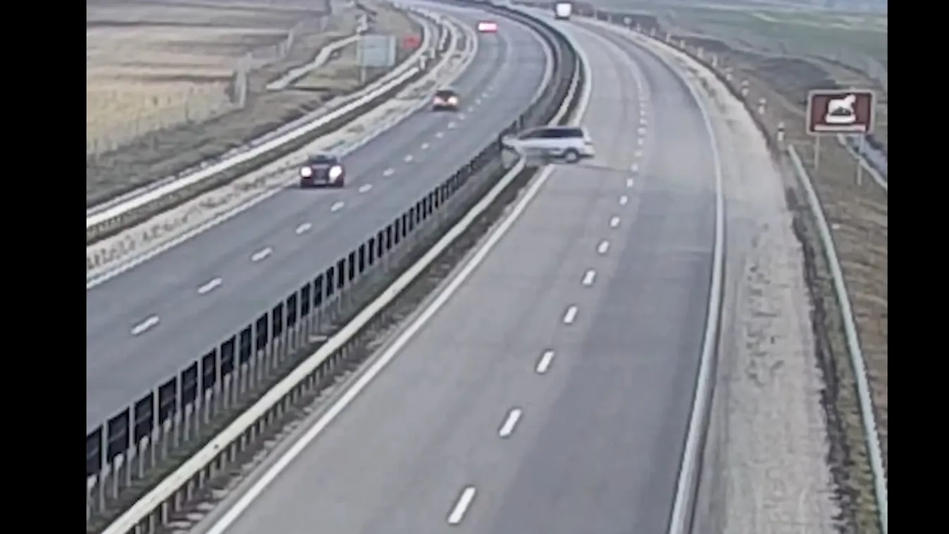 Brutális baleset az M4-esen, elaludt a sofőr – Videó