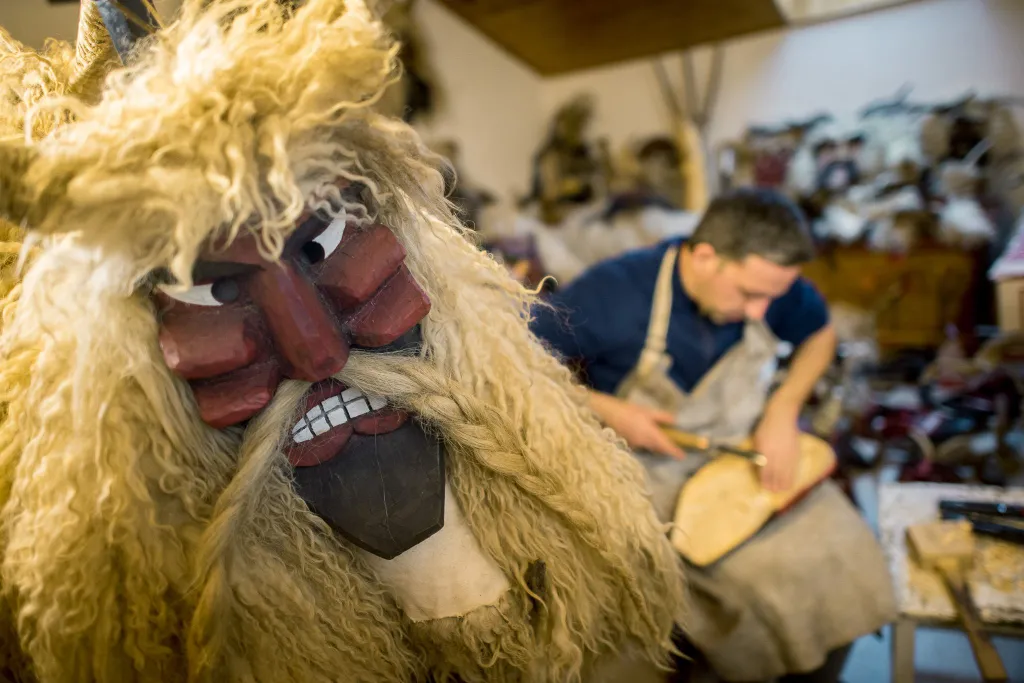 Baráth Gábor busómaszkot készít