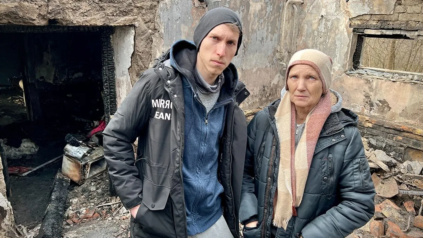 Ledózerolják Terike leégett házát