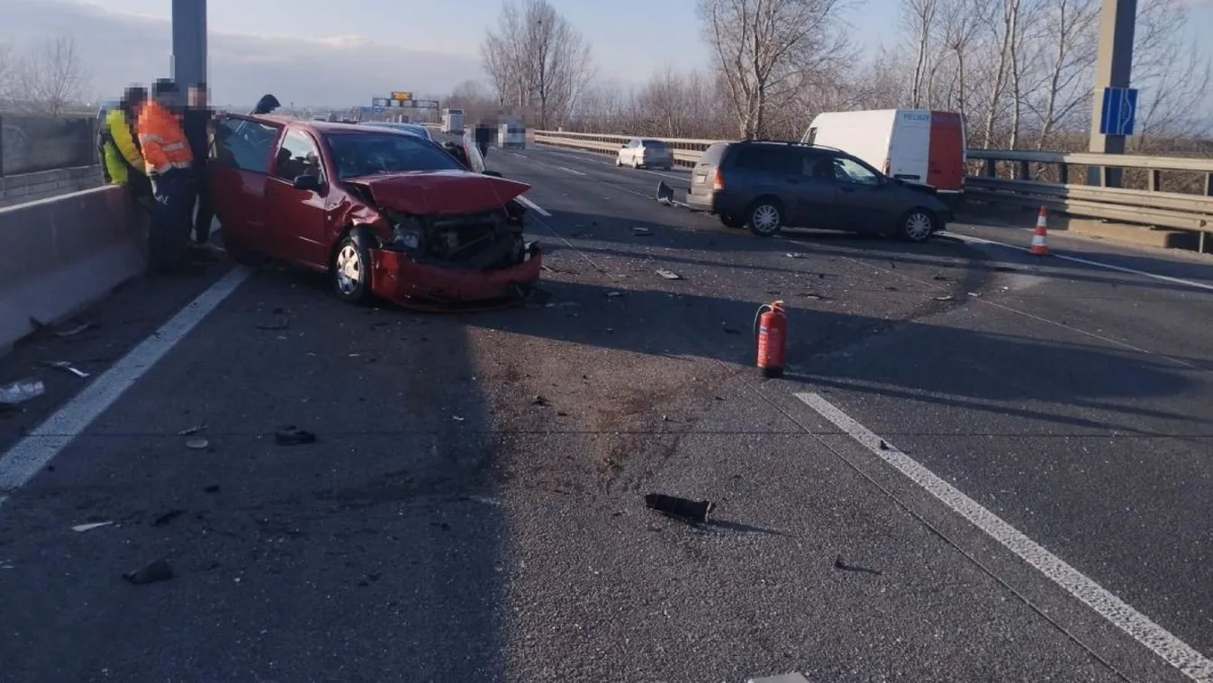 Hatalmas a torlódás az M0-son: mentők rohantak a helyszínre