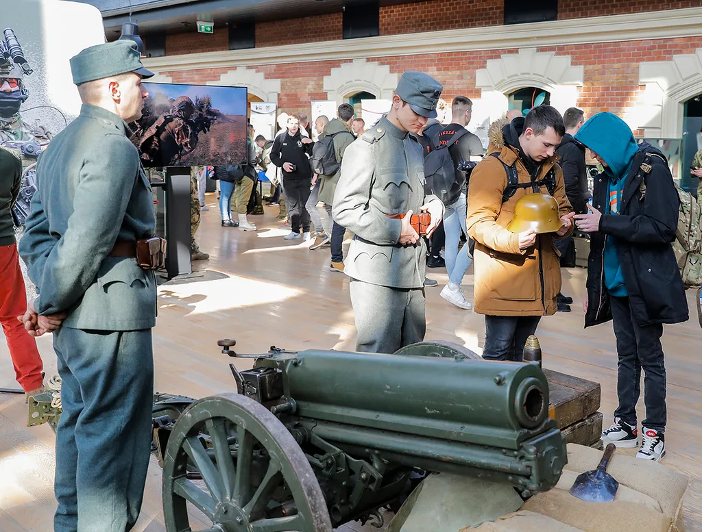 haditechnikai bemutató bálna