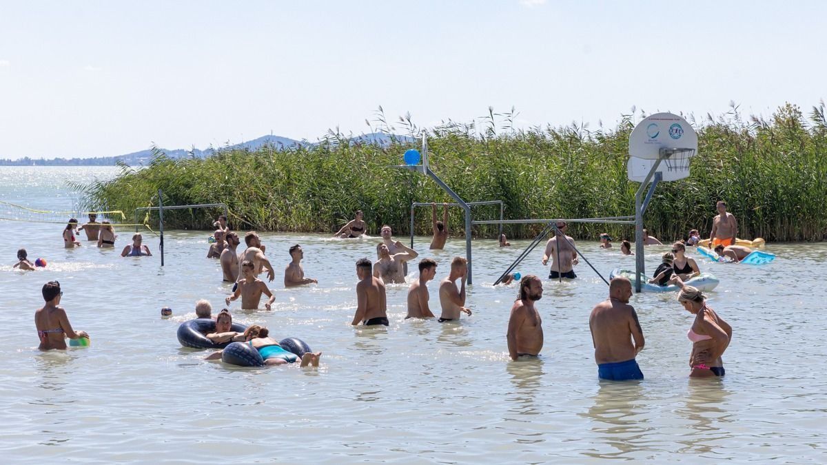 Balatoni strandbelépő árak 2023: van, ahol még 1000 Ft alatt lehet csobbanni?