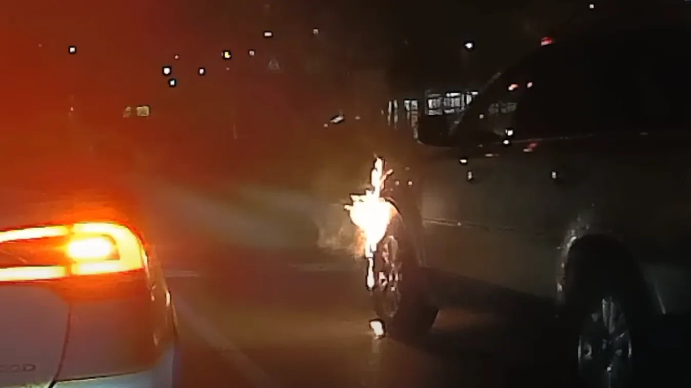 Lángoló autó hajtott át a piroson Tatabányánál - videó