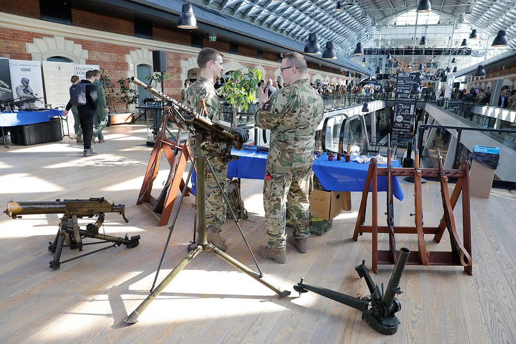 haditechnikai bemutató bálna