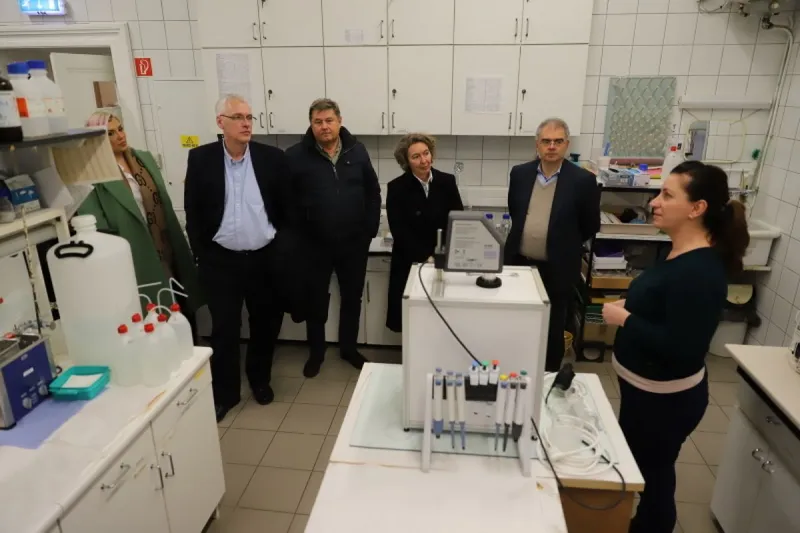 A Cochlear cég képviselete a szegedi egyetemen