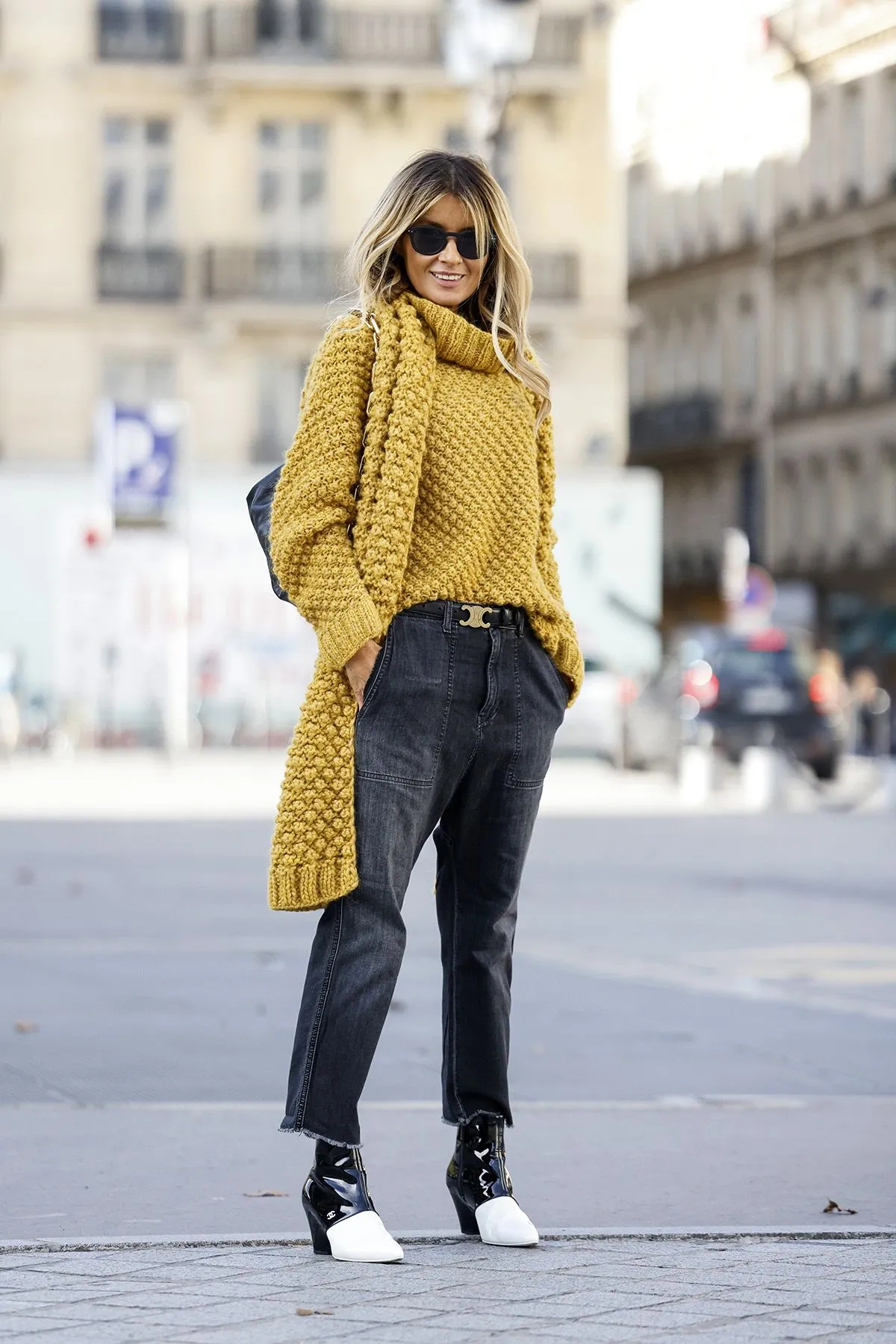 Street Style : Day Three - Paris Fashion Week - Womenswear Spring Summer 2022