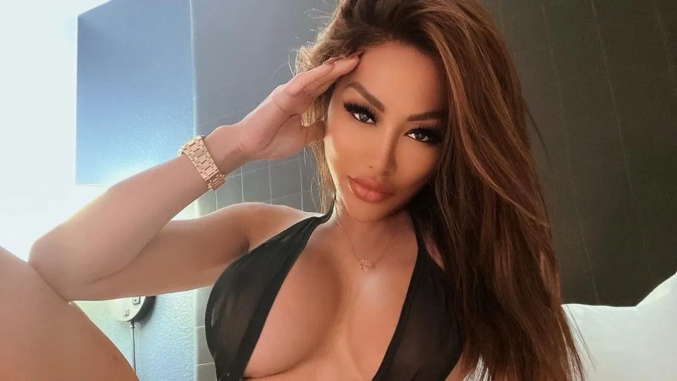 Meztelen combokat villantott a repülőn a kebelcsoda