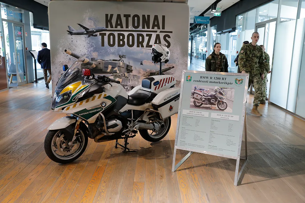 haditechnikai bemutató bálna