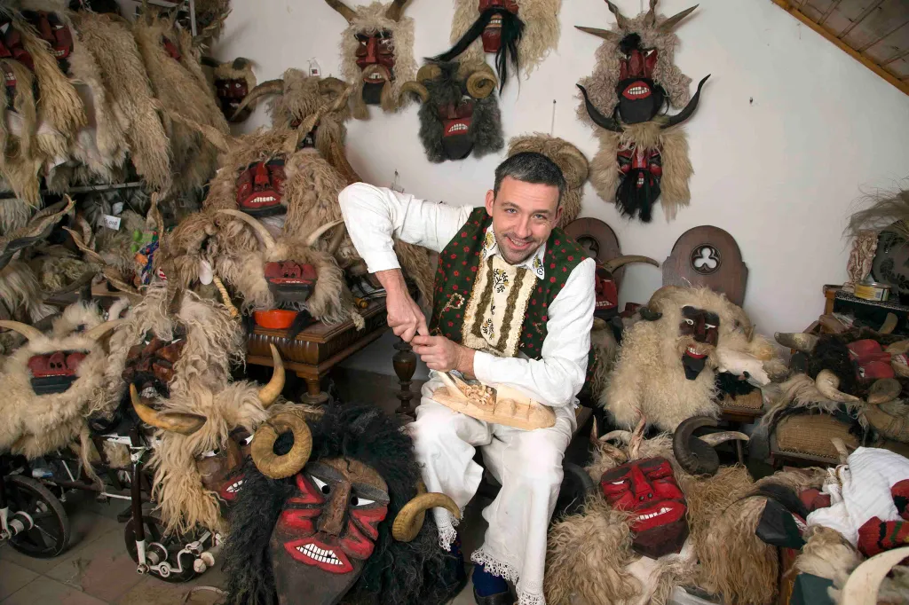 Baráth Gábor busómaszkokkal