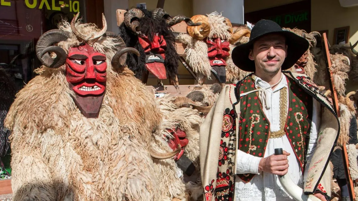 Baráth Gábor busómaszkokkal a mohácsi busójáráson