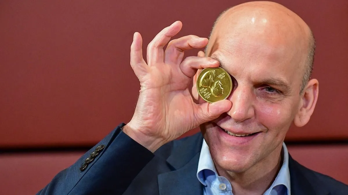 Benjamin List elnyerte Karikó Katalin elől, most meg odaadná kedvenc focistájának az érmét