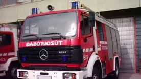 Frontális ütközés Szolnokon: egy emberért küzdenek a tűzoltók