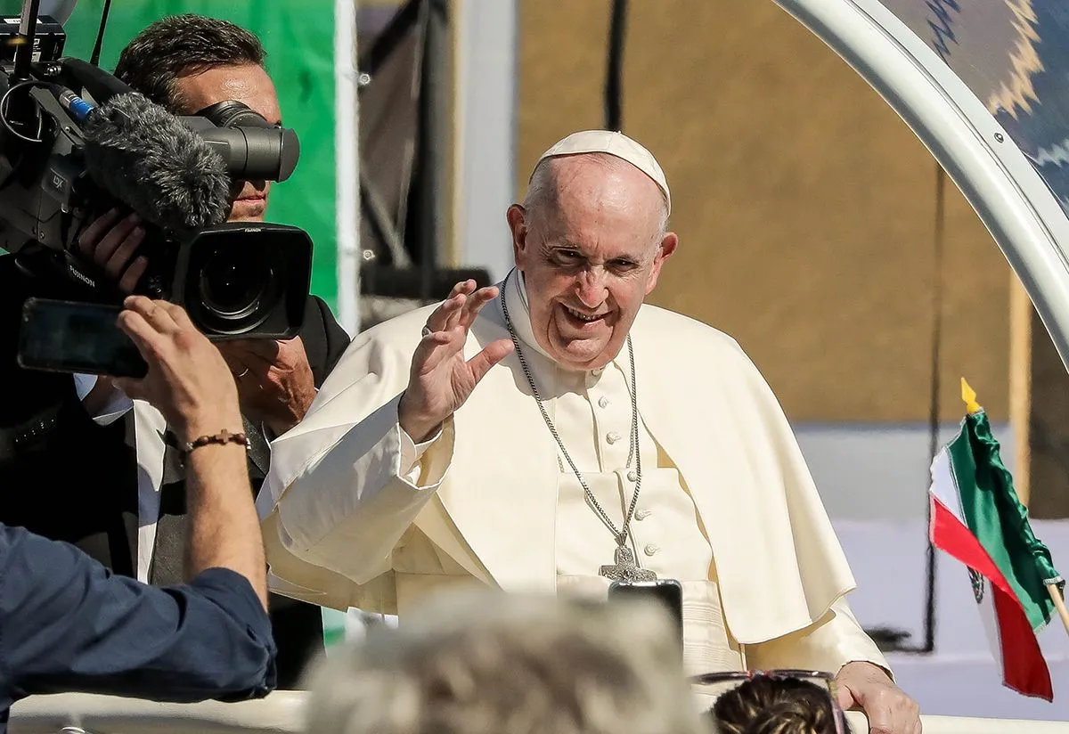 52. Nemzetközi Eucharisztikus Kongresszus.

Képen: a kongresszus záróprogramjaként, Ferenc pápa a Hősök terén