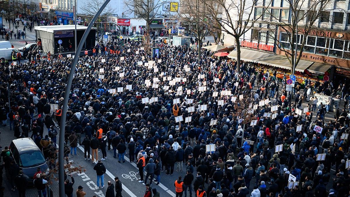 "Allahé a jövő": Több ezer iszlamista tüntetett Hamburg utcáin - Videó