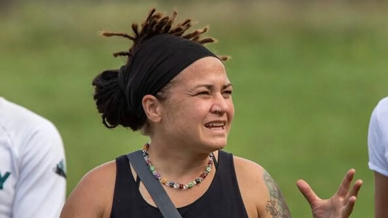 Megszabadult védjegyétől a Zanzibar énekesnője