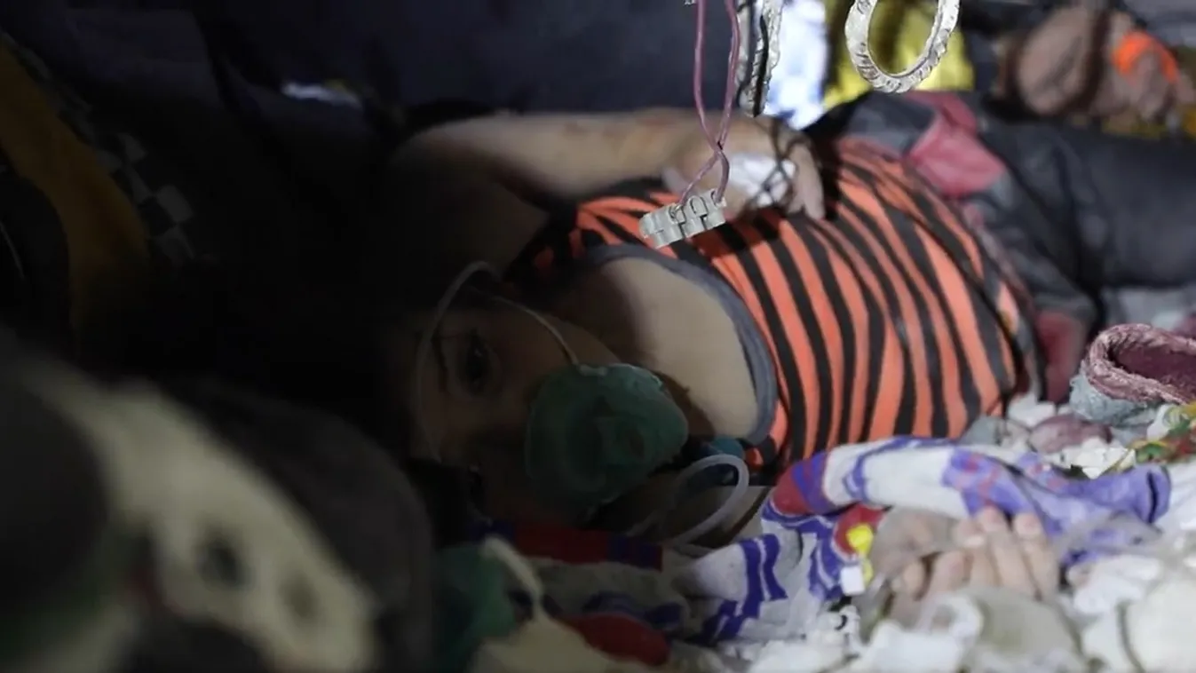 78 órát volt csapdába esve a 2 éves fiú a romok alatt