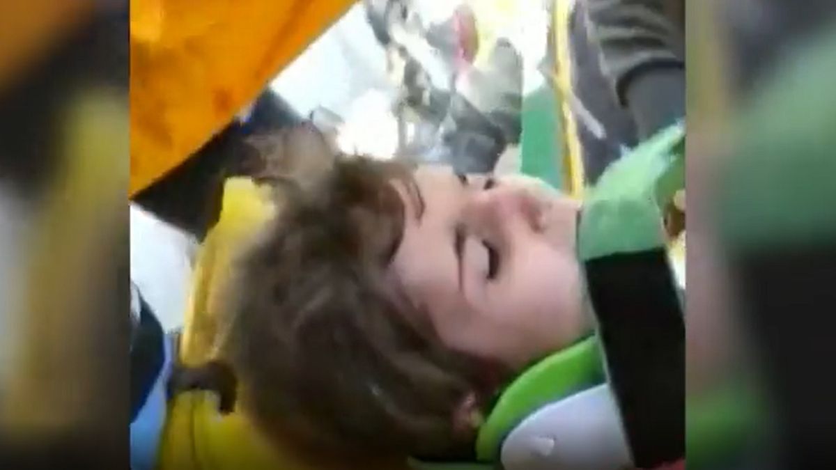 Valóságos csoda: 178 órával a földrengés után emeltek ki egy fiatal lányt a panelház romjai alól