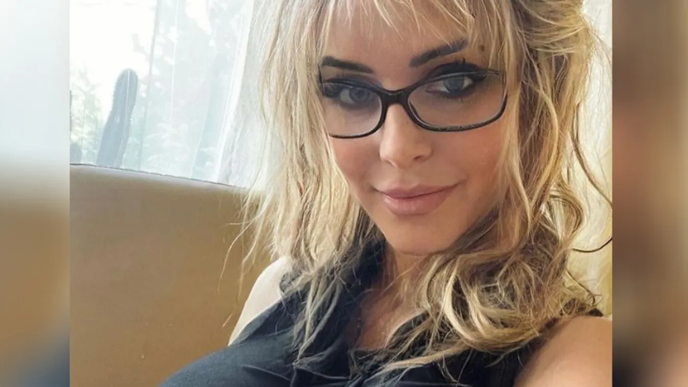 Videó: étteremben vette elő hatalmas melleit a szőke bombázó