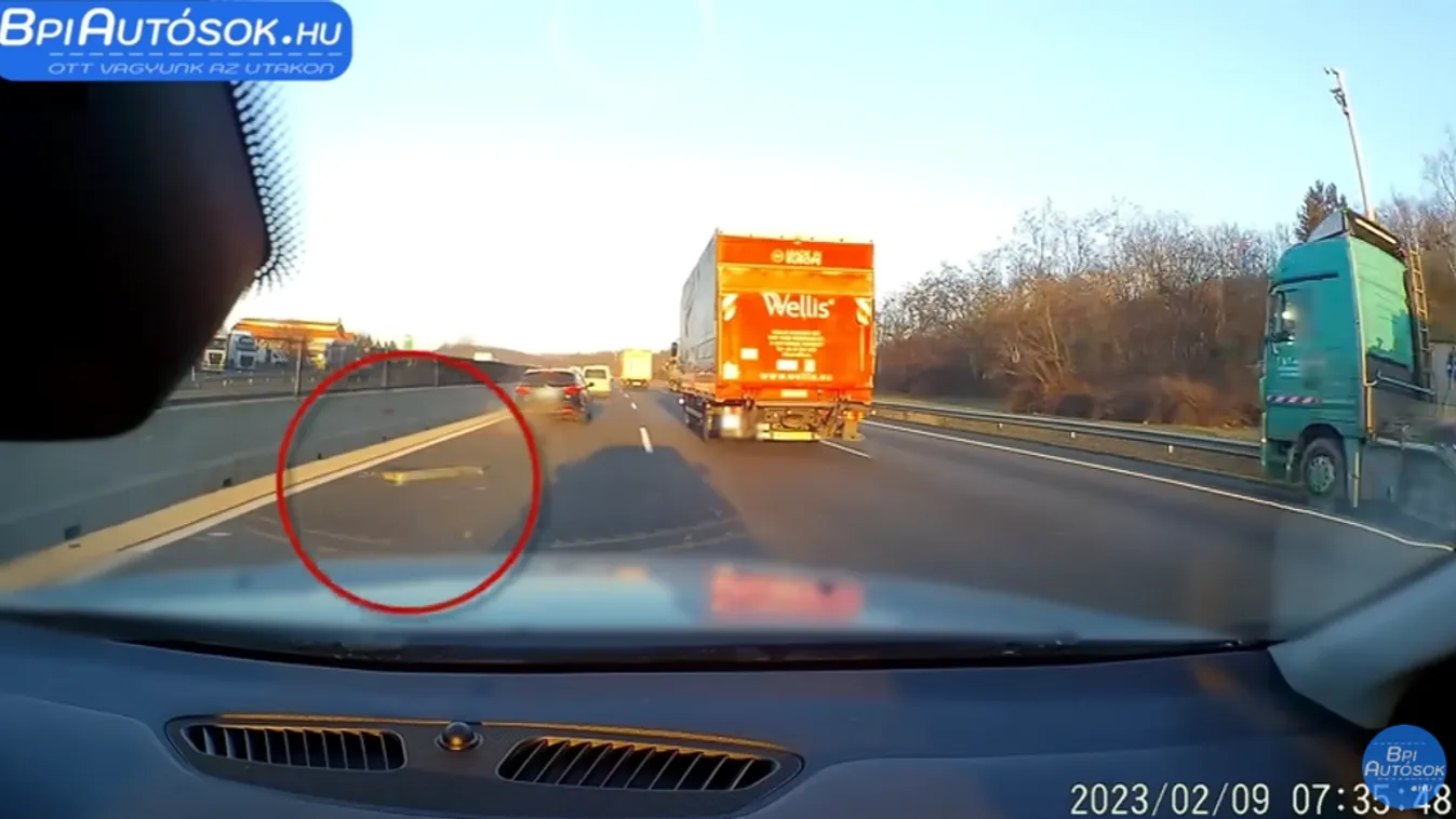 Tömeges balesetet okozott egy targoncavilla az M0-son