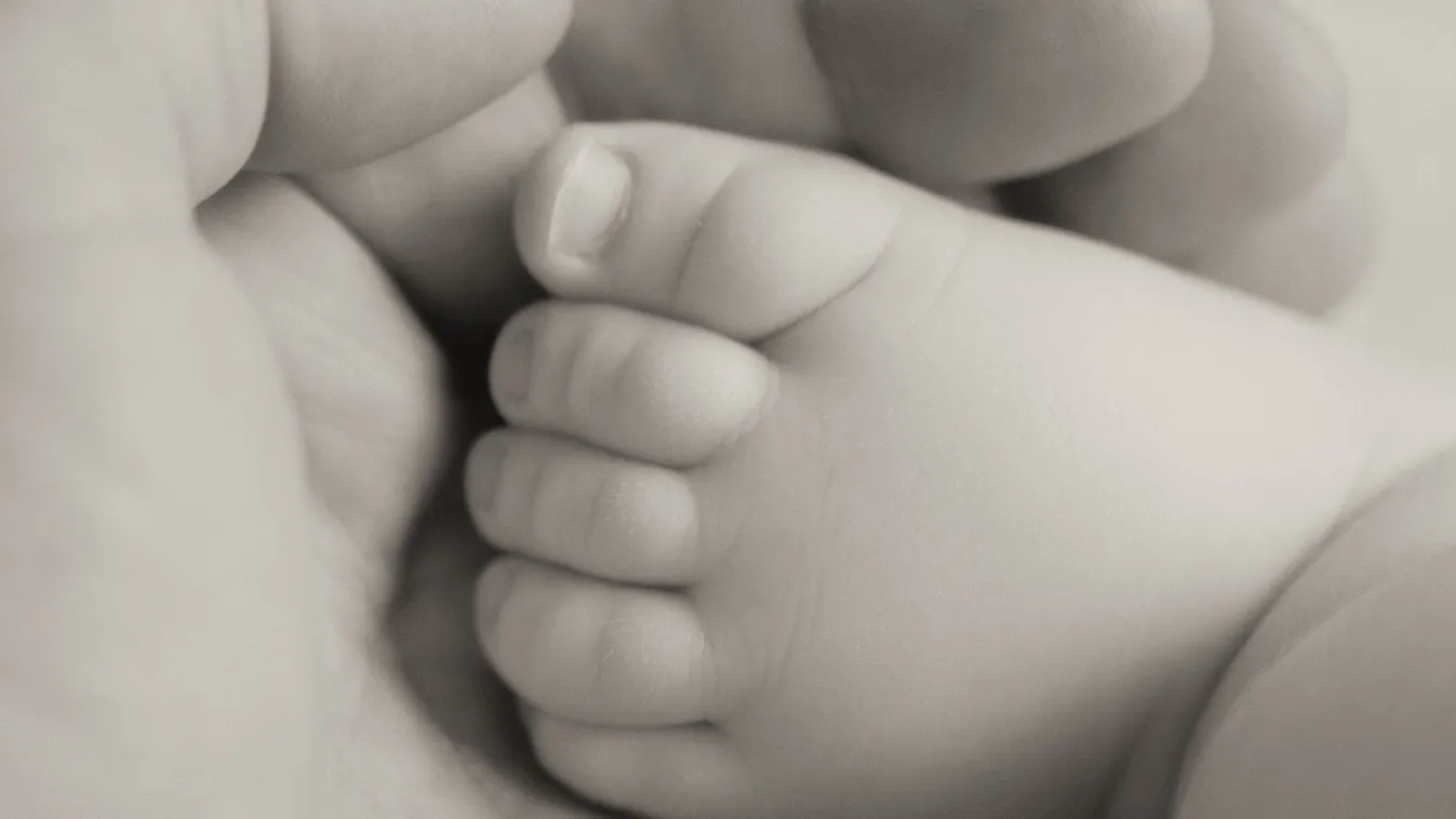 Tizenegy késszúrással végzett újszülöttjével a magyar anya