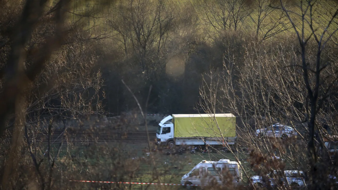 18 embert holtan találtak egy teherautóban