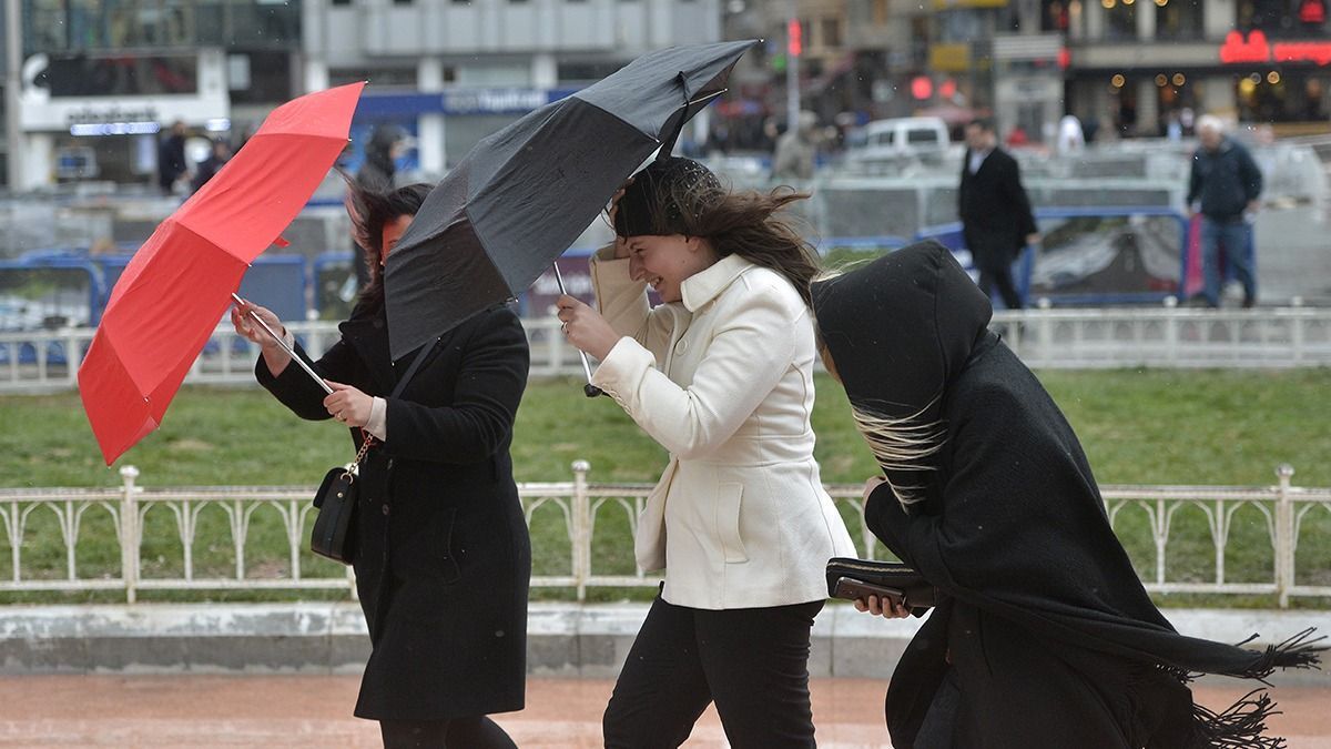 Több megyére is kiadták a riasztás: Hurrikán erejű széllökések jönnek