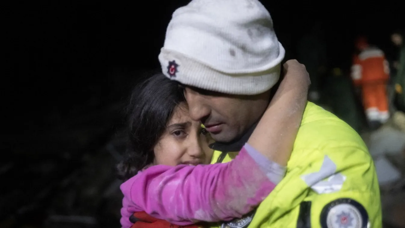 Emberek ezrei rekedtek a romok alatt Törökországban - képek