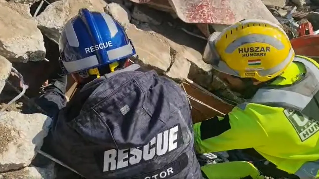 Egyéves gyereket mentettek ki a magyar csapatok a romok alól
