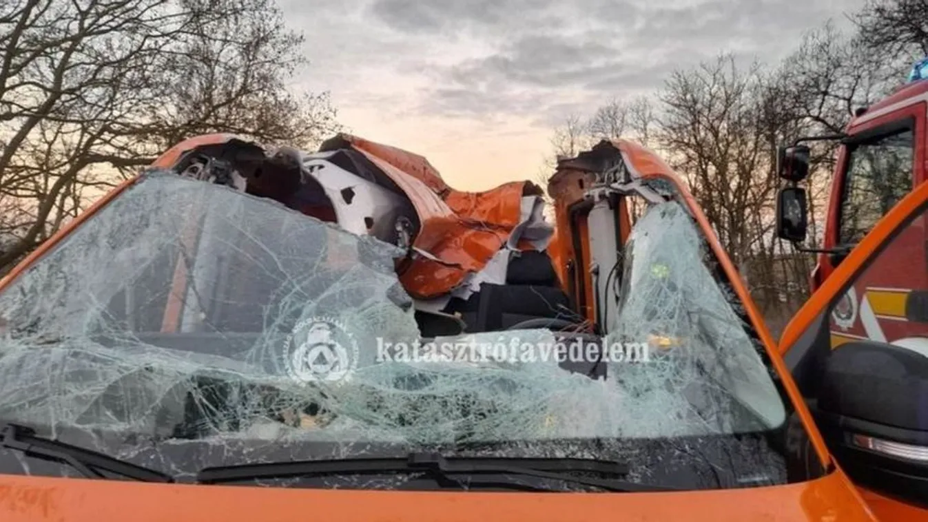 Magyar Közút baleset, fotó: Katasztrófavédelem