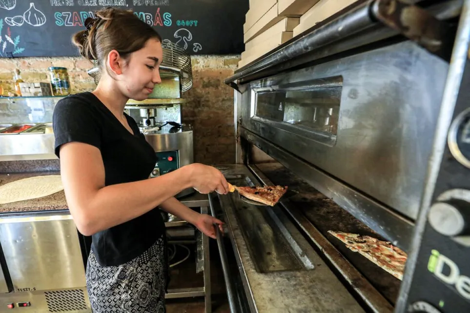 diák,diákmunka, nyári munka, pizzázó