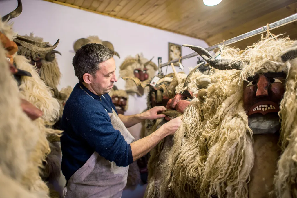 Baráth Gábor busómaszkot készít