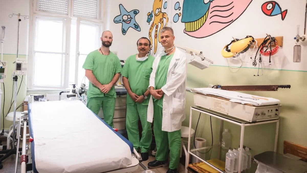 A szegedi orvosokat Dr. Amulya Saxena, londoni gyermeksebész segítette (középen).