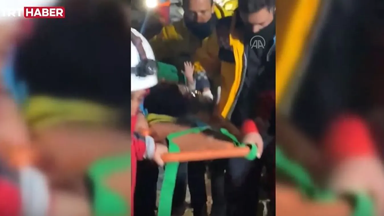 Élve hozták ki a romok alól a másfél éves kislányt