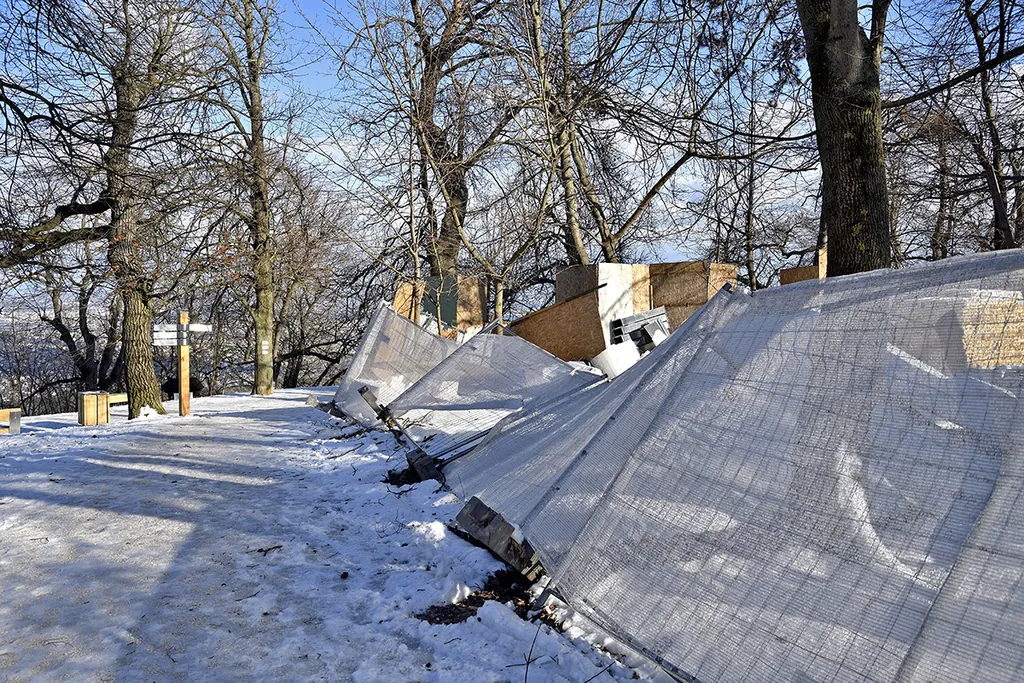 Budapest, 2023. február 4.
Viharban kidőlt építési kordon a lezárt Normafánál 2023. február 4-én. A Normafapark igazgatósága délelőtt zárta le a területet, ahol viharos erejű szél tombol, ágak, gallyak szakadnak le a fákról, fák dőlhetnek ki. Az erdei utak jegesek, csúszósak.
MTI/Lakatos Péter