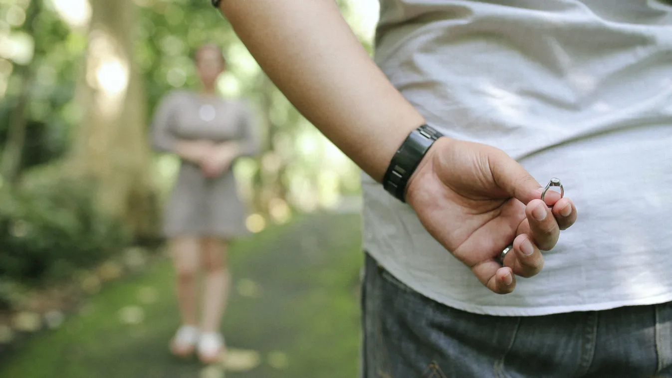 A Valentin-napi, a karácsonyi eljegyzések kényszer igenek