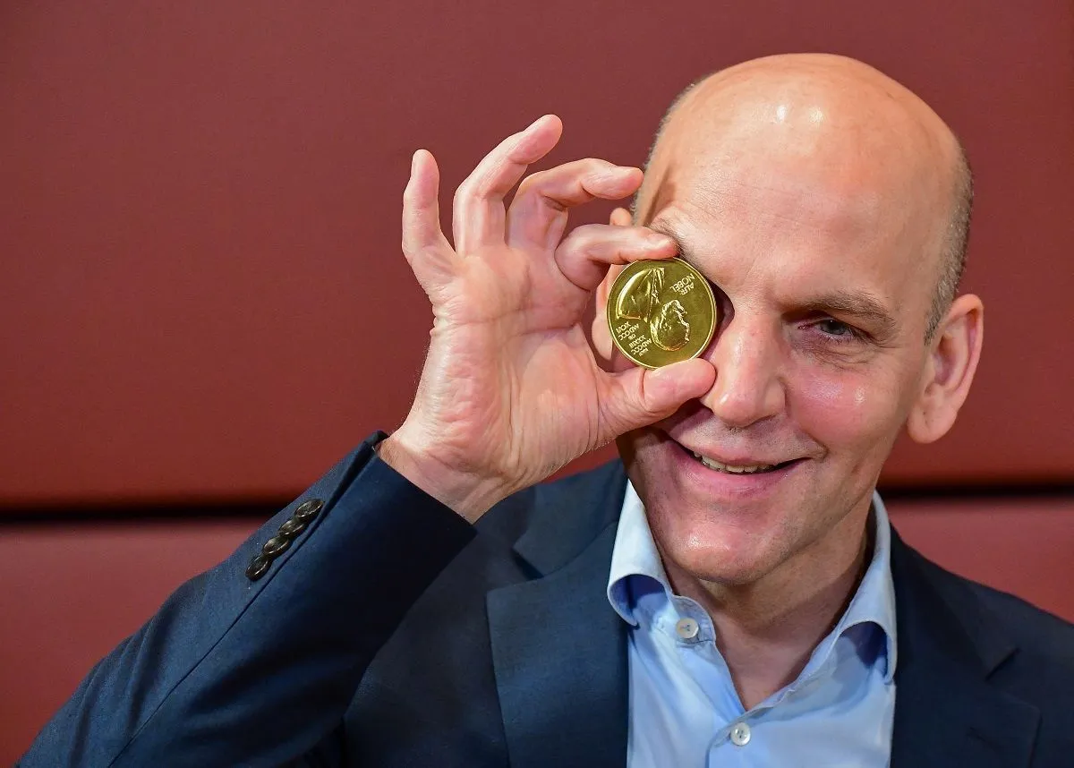 Benjamin List elnyerte Karikó Katalin elől, most meg odaadná kedvenc focistájának az érmét