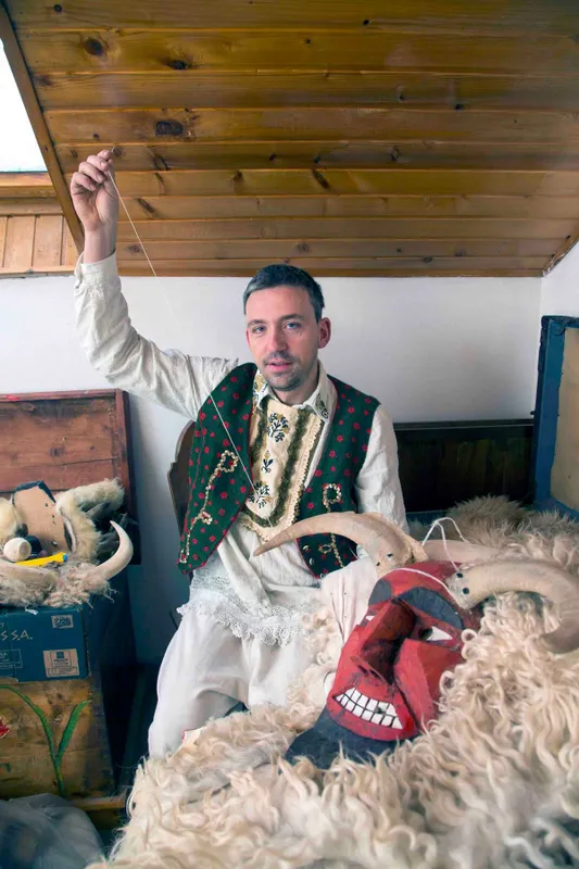 Baráth Gábor busómaszk-készítés közben